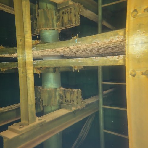 Sprinklertank-Inspektion: Betontank, 30 Jahre – Sprinkleranlage Inspektion Rohrschelle Stahltraeger Schwere Sedimentablagerungen