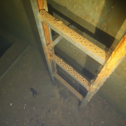 Sprinklertank-Inspektion: Betontank, 15 Jahre – Inspektion Rohrschelle Staerke Ablagerungen Wandansicht