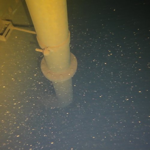 Sprinklertank-Inspektion: Stahltank, 15 Jahre – Stuetze Bodensicht Schwere Ablagerungen Sprinklertank Inspektion